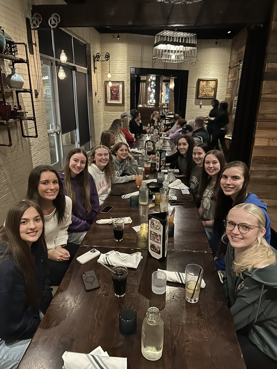 17 Elite 40 enjoying a great team dinner in Milwaukee during the USJN Windy City Classic!