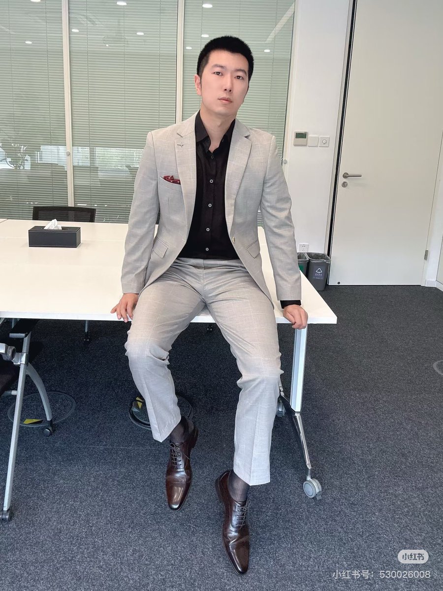 Sheer socks master in office 
紳士絲襪社區「男紳襪空間」期待大家加入。The gentlemen’s sheer socks community, “Men’s Sheer Socks Space” welcomes everyone to join. mensheersocks.xyz