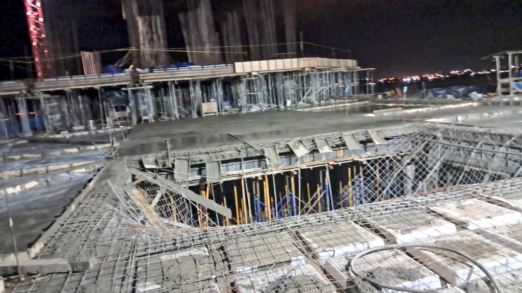 ACTVNoticiasEc1's tweet photo. #Urgente
Tras alerta de colapso estructural en un edificio en construcción en el sector de Puerto Santa Ana, personal de @BomberosGYE procedió con el despacho de dos unidades de rescate y dos ambulancias. Se reporta que hay 2 heridos.. https://t.co/pqbo9hCpwQ