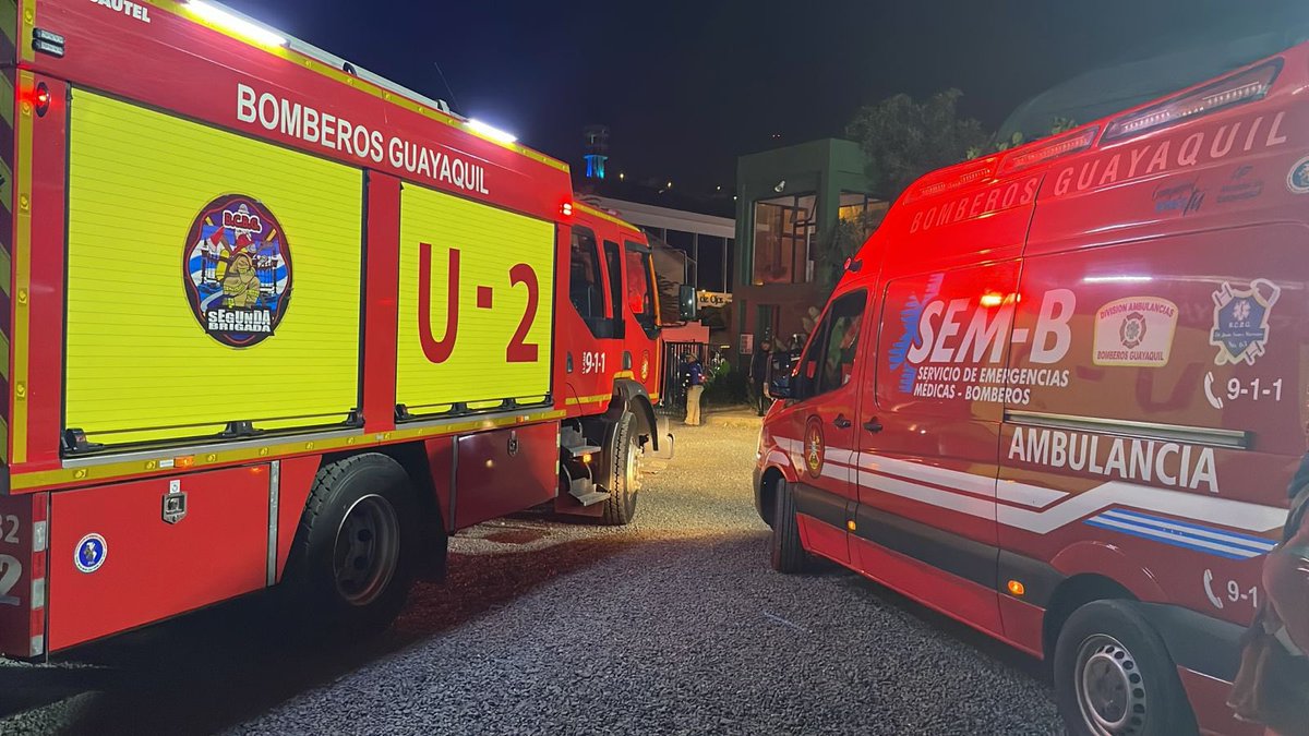 ACTVNoticiasEc1's tweet photo. #Urgente
Tras alerta de colapso estructural en un edificio en construcción en el sector de Puerto Santa Ana, personal de @BomberosGYE procedió con el despacho de dos unidades de rescate y dos ambulancias. Se reporta que hay 2 heridos.. https://t.co/pqbo9hCpwQ
