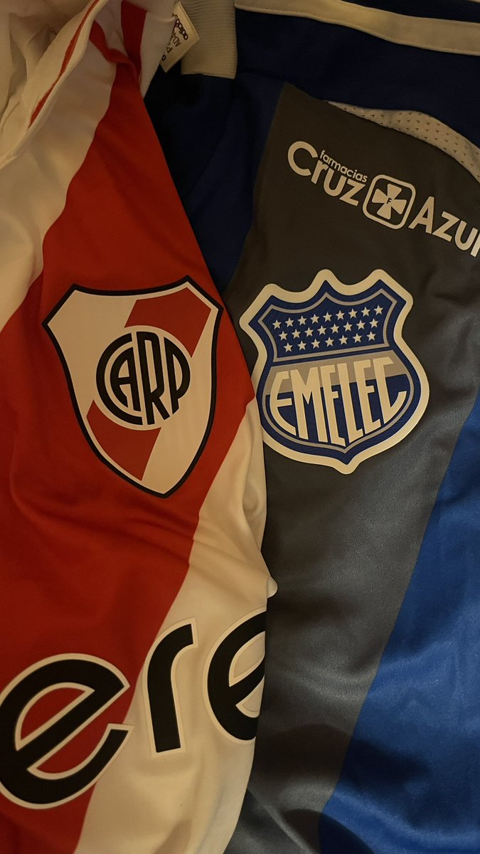 Un solo puño vamos #RiverPlate y #Emelec 🐔⚡️