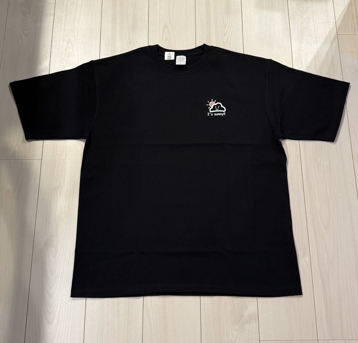 kame_outdoor's tweet photo. 【スペルミスTシャツ🎁企画】
オリジナルTシャツを作ろうと試作したらIt's sunnyがI's sunnyになってました。

t抜けです。

せっかく作ったので「このツイート」をリツイート（引用ではなく！）&僕をフォローしてくれた方2名様にプレゼントします。

サイズはLなので大きいです。
身丈：76cm
身幅：60cm
肩幅：56cm
袖丈：25cm

カラーは白と黒ですが、どっち当たるかは運で👌

（明らかな懸賞アカとキャンプ関連の投稿が無いアカは除外させて頂きます。）