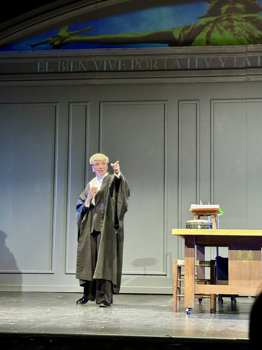 Una actriz que se consolida en cada escena <a href="/ReginaBlandon/">Regina Blandón</a> en Prima facie conmueve y estremece con su fuerza actoral.
Una obra que te mantiene al filo; y como abogada feminista, me recuerda por qué juzgar con perspectiva de género es un acto de justicia.
 <a href="/Helenico/">Centro Cultural Helénico</a>