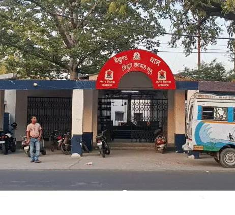 bstvlive's tweet image. लखनऊ: बैकुंठ धाम में शवदाह की मशीनों की समस्या

⚙️ बैकुंठ धाम में खराब पड़ीं शवदाह की मशीनें
💰 1.10 करोड़ की मशीन से हुए सिर्फ 3 अंतिम संस्कार
🚶‍♂️ लोगों को शवदाह के लिए घंटों करना पड़ रहा इंतजार
👷‍♂️ अधिकारी अनजान, समस्या से लोग परेशान

#Lucknow #ShavdahMachines #PublicIssues…