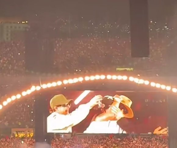 Piso 21 son los primeros invitados de Maluma para cantar "Me Llamas (Remix)" en #MedalloEnElMapa2, esta noche. 🇨🇴📞