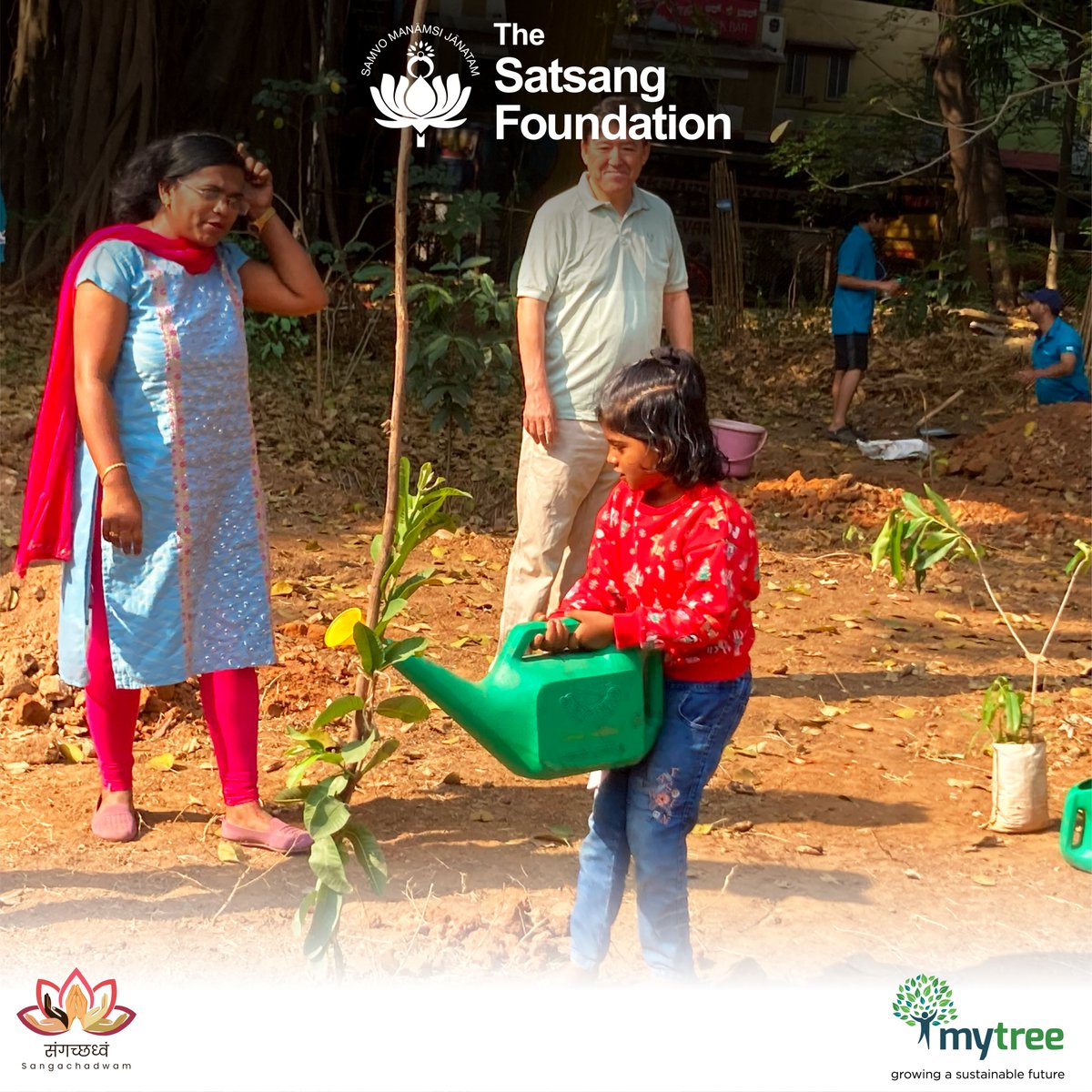 SatsangTweets's tweet photo. 1/2
12 April: 13 #MyTree volunteers & 23 #KomatsuIndia employees worked in unison to plant 70 saplings of fruit & tree species at #DCPCAR HQ, Bengaluru. A #MyBhoomi #PloggingDrive also followed to help clear plastic waste. The M.D. applauded their joint efforts. https://t.co/XQMmXXnj75