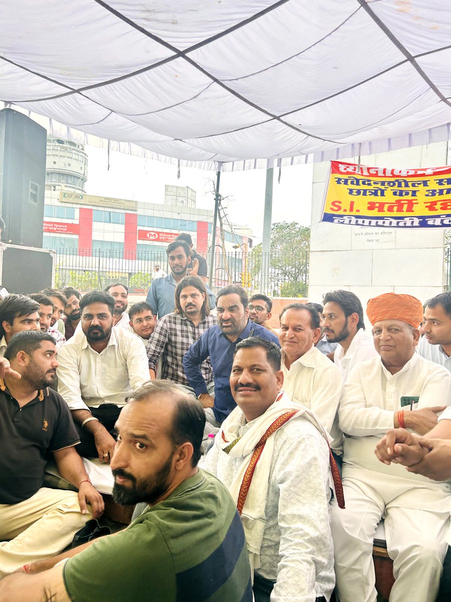 राष्ट्रीय लोकतांत्रिक पार्टी द्वारा जयपुर के शहीद स्मारक पर युवाओं के हित में अनिश्चितकालीन धरना