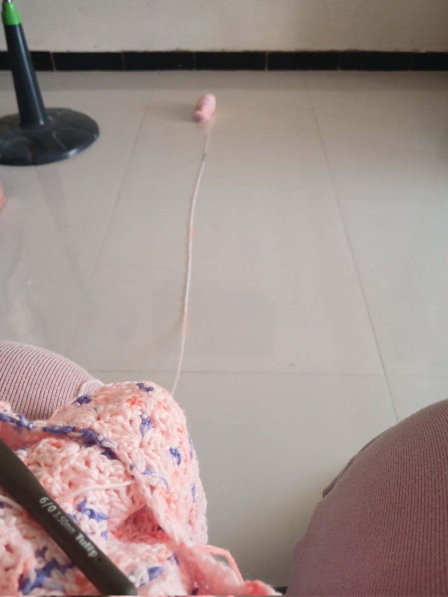 kucingeprek's tweet image. Kenapa ya kalau ngerajut lebih enak kalau benangnya dilempar sejauh mungkin