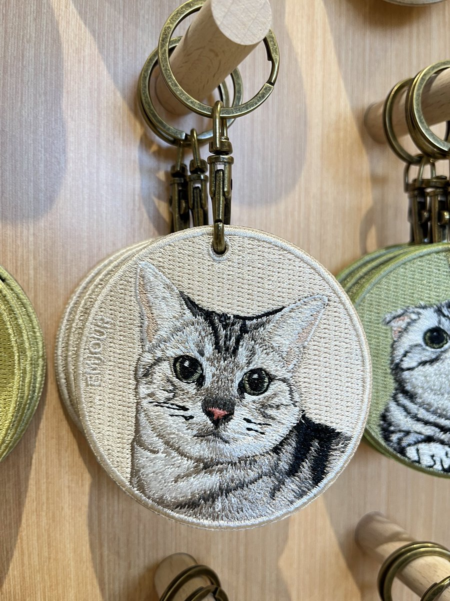 き*ん様 ハンドメイド刺繍キーホルダー　焼きさんまとハチワレサバトラさん き*ん様 ハンドメイド刺繍キーホルダー 焼きさんまとハチワレサバトラ