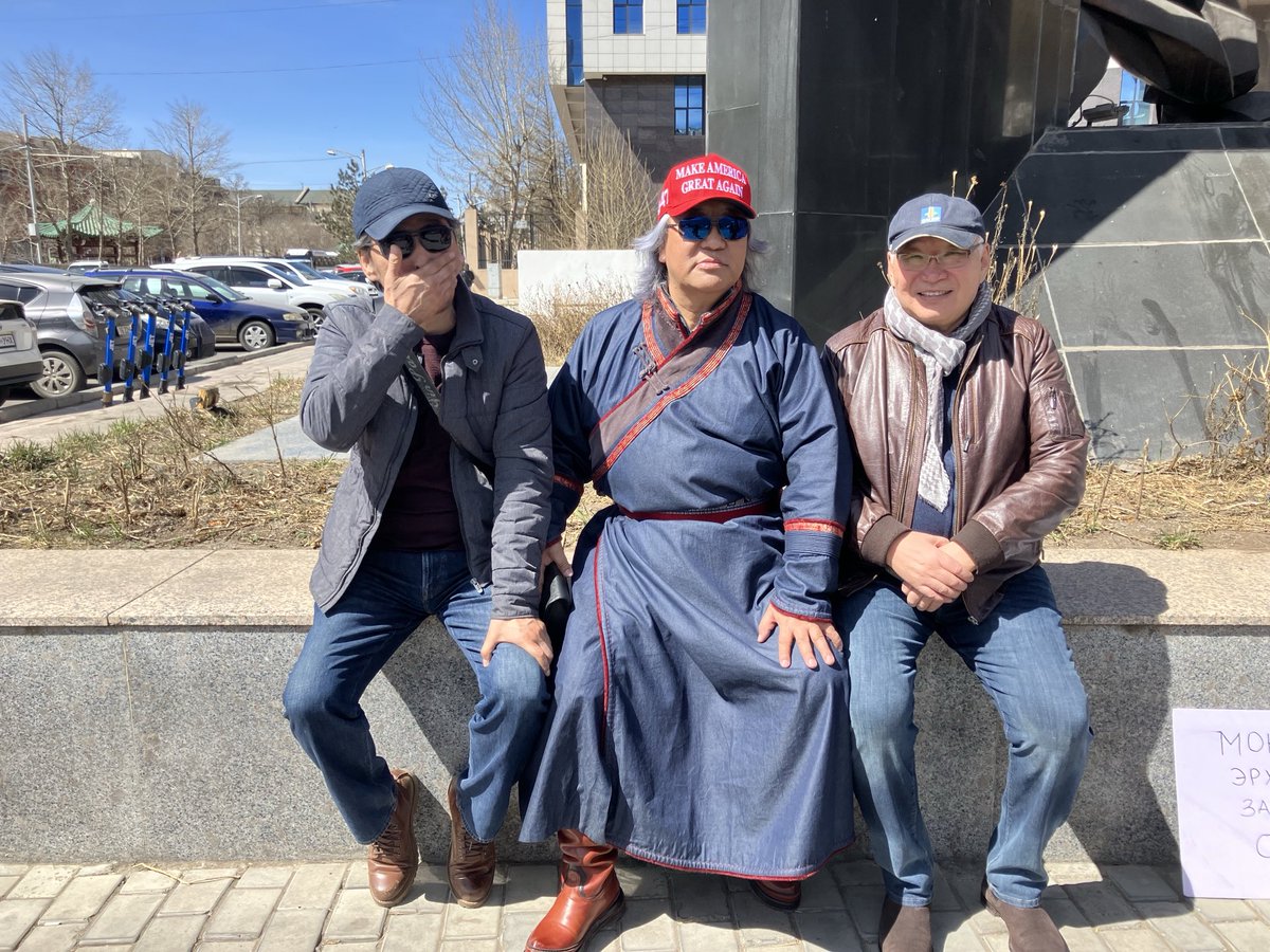 Голд нь улаан трампист, хоёр талд нь тас антитрампист суучихсан,монголчуудынхаа эрх чөлөөг хамгаалах цуглаанаа хүлээгээд сууж байна.Америкчууд Монголын ардчиллаас суралцах цаг болжээ!