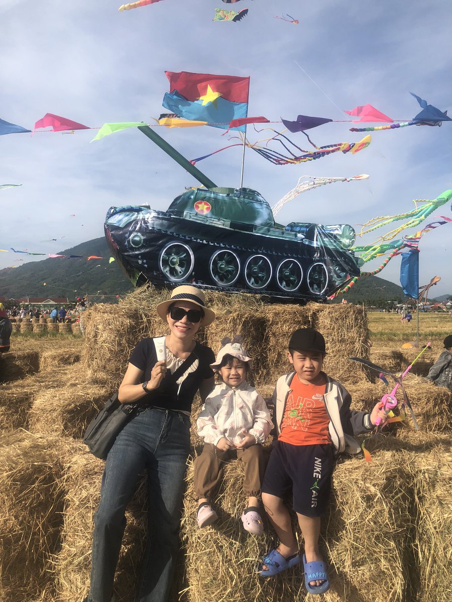 Nhat_hien85's tweet photo. Quê Diên Khánh mình đẹp phải ko mọi người?

Nay ra đường, người ta ko gọi mình là CÔ GIÁO nữa mà kiu mình là NHÀ BÁO…🤣

Còn báo j thì mình cũng hẻm biết nữa😆

Được dịp khoe SP chống nắng Selena! Tks em Thuỷ Selena đã tặng chị combo này nha💖

#SelenaCosmetic
#selenagroup
#kem_chống_nắng
#sữa_rửa_mặt_nhân_sâm