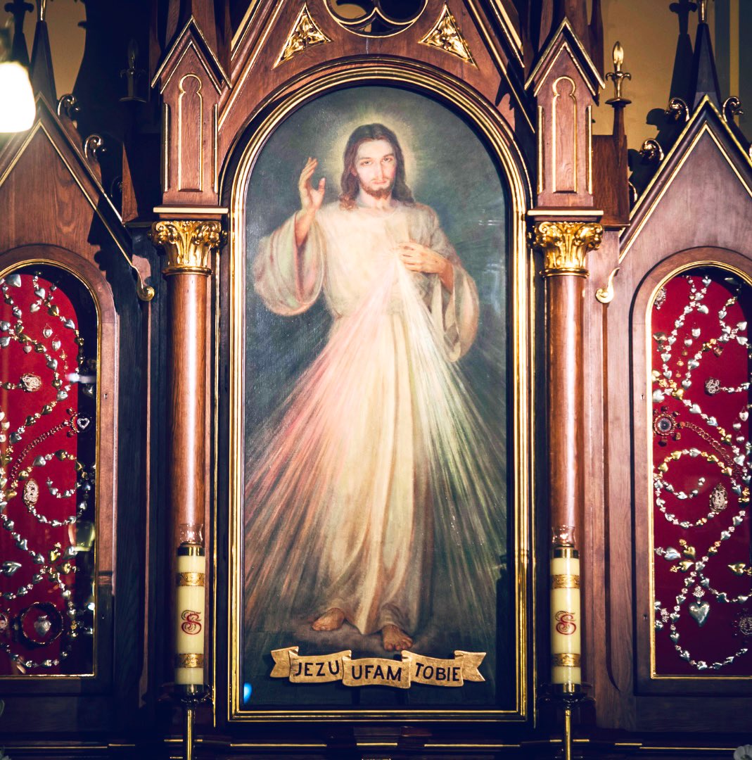 EmeseZsBalog's tweet image. Mercy isn’t pity but divine self-giving.

Divine Mercy Sunday reveals God’s kenosis: Christ empties Himself to redeem us. St Faustina Kowalska called His wounds our refuge.

#DivineMercy #DivineMercySunday #Theology #CatholicX #CatholicTwitter