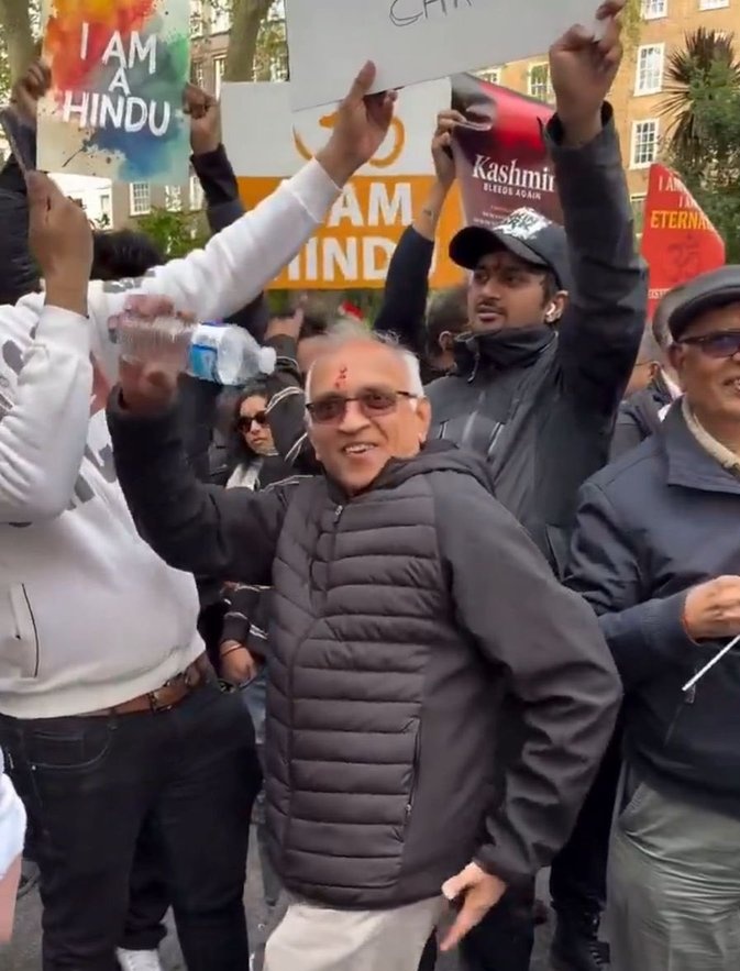 JaipurDialogues's tweet photo. This uncle has more fan base than Pakistan's entire cricket team. https://t.co/RoVeupETVb