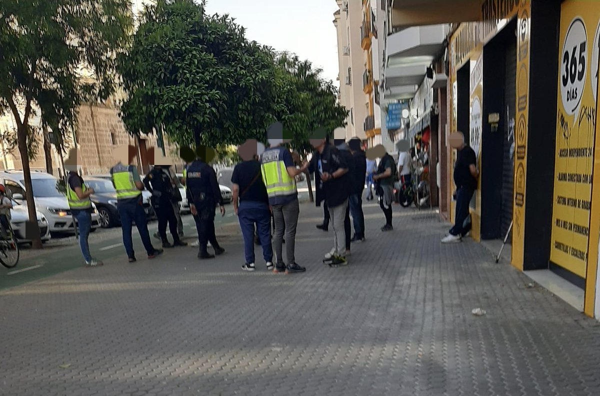 MacarenaVecinos's tweet photo. Día 24/04/25 tarde de jueves animada... Los vecinos de la C/ Don Fadrique y sus callejones dan las gracias a la intervención de la Policía Nacional 🫶
@policia @CurryToscanoR @SubdeGobSevilla @ManuelLoreto17 @silviapozosan @jlsanzalcalde @Ayto_Sevilla @ppepelusev @AlvaroPimentelS https://t.co/0eoiAZqEMs