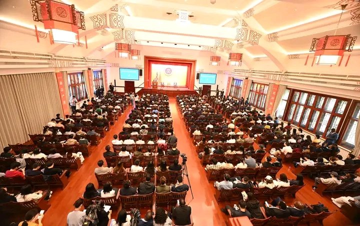 KKCommetary's tweet photo. President Ruto delivered a public lecture at Peking University in Beijing, he pressed for the urgent need to fashion a new world order.
#GOKThisWeek
Forging Onwards
Gachagua Uhuru Welcome to Kenya Frame 2 Kasongo Naivasha Blessed Sunday Fake Activism #ElClasico #SongsOfDeath https://t.co/AiilhvVtz0