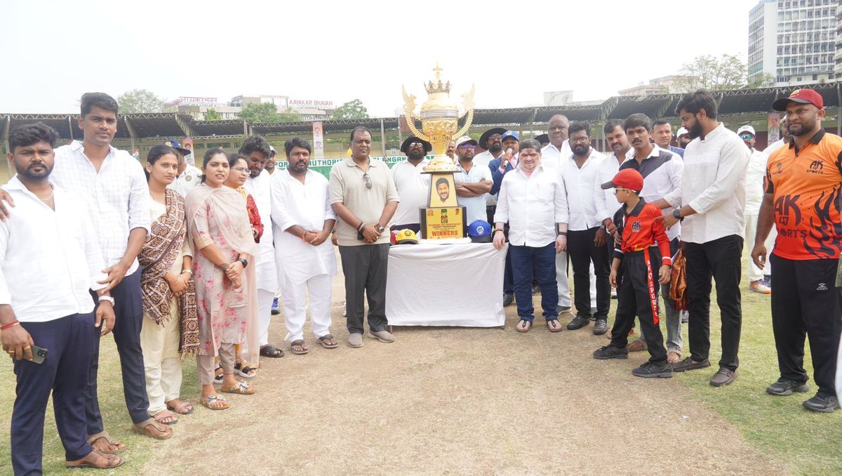 INCTelangana's tweet photo. తెలంగాణ రాష్ట్ర యువజన  కాంగ్రెస్ అధ్యక్షుడు జక్కిడి శివ చరణ్ రెడ్డి ఆధ్వర్యంలో...
 క్రికెట్ ఖేలో - నషా చోడో అనే నినాదంతో నో డ్రగ్స్ - నో బెట్టింగ్స్ అంటూ...
 నేటి నుండి ఎల్బీ స్టేడియంలో T20 ఛాంపియన్ షిప్ క్రికెట్ టోర్నమెంట్ నిర్వహిస్తున్న సందర్భంగా...
 
నేడు ఎల్. బి స్టేడియంలో టోర్నమెంట్ ను ప్రారంభించిన
 రాష్ట్ర రవాణా శాఖ మంత్రివర్యులు శ్రీ పొన్నం ప్రభాకర్ గౌడ్ గారు, ఖైరతాబాద్ డిసిసి అధ్యక్షులు శ్రీ రోహిణ్ రెడ్డి గారు...
రాష్ట్ర స్పోర్ట్స్ సెల్ ఇంచార్జి పొన్నం తరుణ్ గౌడ్ గారు...
ఖైరతాబాద్ జిల్లా యువజన కాంగ్రెస్ అధ్యక్షుడు హరిధర్ గారు..
@JakkidiShivaIYC