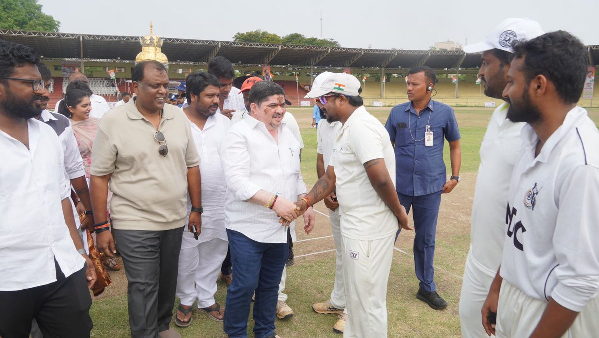 INCTelangana's tweet photo. తెలంగాణ రాష్ట్ర యువజన  కాంగ్రెస్ అధ్యక్షుడు జక్కిడి శివ చరణ్ రెడ్డి ఆధ్వర్యంలో...
 క్రికెట్ ఖేలో - నషా చోడో అనే నినాదంతో నో డ్రగ్స్ - నో బెట్టింగ్స్ అంటూ...
 నేటి నుండి ఎల్బీ స్టేడియంలో T20 ఛాంపియన్ షిప్ క్రికెట్ టోర్నమెంట్ నిర్వహిస్తున్న సందర్భంగా...
 
నేడు ఎల్. బి స్టేడియంలో టోర్నమెంట్ ను ప్రారంభించిన
 రాష్ట్ర రవాణా శాఖ మంత్రివర్యులు శ్రీ పొన్నం ప్రభాకర్ గౌడ్ గారు, ఖైరతాబాద్ డిసిసి అధ్యక్షులు శ్రీ రోహిణ్ రెడ్డి గారు...
రాష్ట్ర స్పోర్ట్స్ సెల్ ఇంచార్జి పొన్నం తరుణ్ గౌడ్ గారు...
ఖైరతాబాద్ జిల్లా యువజన కాంగ్రెస్ అధ్యక్షుడు హరిధర్ గారు..
@JakkidiShivaIYC