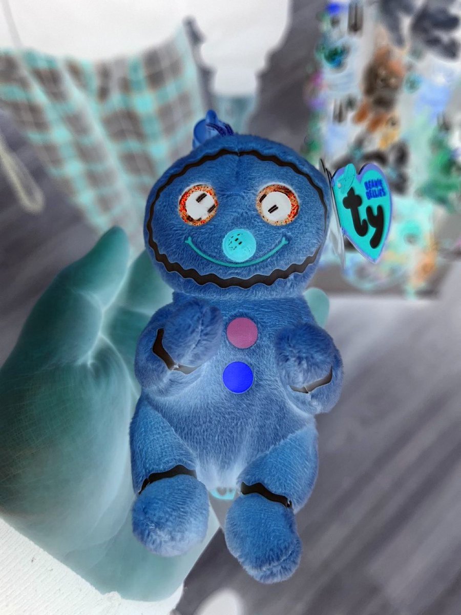 starberrychoux's tweet photo. saw this guy and said Aw aw aw aw aw aw cute and then felt so good i smiled and sold him https://t.co/BaGEHzojOV