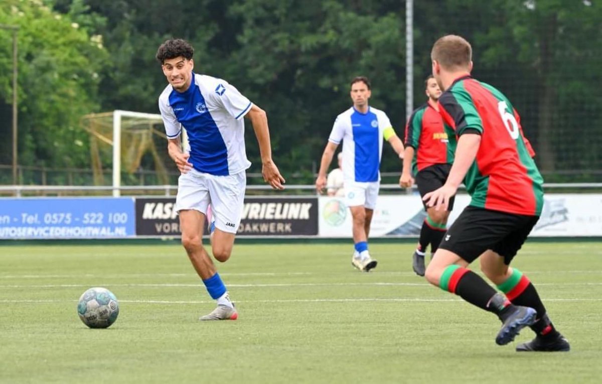 Selectienieuws- Anil Akdogan voetbalt volgend seizoen bij Duno! De 20-jarige tweebenige buitenspeler uit Zutphen speelt al jaren in de hoofdmacht bij Be Quick Zutphen en heeft zowel een goede individuele actie als veel snelheid. Welkom bij Duno Anil!