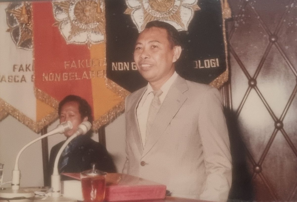 akhadam77's tweet photo. Bismillaah...
Sekedar cerita mengurus pemakaman papah saya.
Kamis 24 April 2025 sore sy dikabari mamah kalau papah kembali dirawat di rumah sakit. Malamnya dikabari kalau akan masuk ICU dan dipasang alat bantu nafas (intubasi). Malam itu sy gelisah karena Jum'at kmrn harusnya balik k Lombok. Akhirnya sy putuskan beli tiket k Jogja lewat Halim jam 8.30 WIB. Malam itu sy cuma membatin, Yaa Allah kasihan papah kalau pakai intubasi lama. Selain juga kasihan mamah kalau lama harus menunggu papah di ICU. Papah sy sudah sakit selama 5 tahun dan sudah bolak balik masuk RS. Terakhir 4 hari sebelum Ied selama 7 hr.
Saya cuma membatin, besok Jum'at, hari baik.
Akhirnya pagi sy k Jogja. D dalam kereta bandara dari YIA ke stasiun Jogja pukul 10.18 di wa oleh guru saya, dr. Trisula, Sp.U (K), kalau papah saya wafat. Kaget saya. Ternyata beliau ada di ICU saat papah saya sakaratul maut. Perasaan sy jelas sangat sedih banget. Menangis? Tentu saja.
Kemudian adik sy yg menjaga papah telp minta izin utk langsing memandikan dan mengkafani. Sy iyakan. Kmd sy telp adik sy d jkt bilang kalau mau sy makamkan hr ini. Dan dia bilang ok.
Setiba sy di sardjito papah sudah dikafani, sy buka wajahnya tampak bersih. 
Akhirnya beliau dishalatkan di Masjid Asy Syifa Sardjito ba'da shalat Jum'at. Kmd beliau dibawa k rumah. Disana ternyata sudah berdiri tenda dan kursi. Sudah banyak sekali ratusan kotak snack dan gudeg bu ahmad. Kemudian makanan terus berdatangan. Sampai sy kuatir nanti makanan sisa. 
Akhirnya beliau kembali dishalatkan di masjid dekat rumah Nurul Asri ba'da Ashar. Dan kemudian dibawa ke Makam UGM Sawit Sari Jogja. Proses pemakaman selesai sekitar 30 menitan.