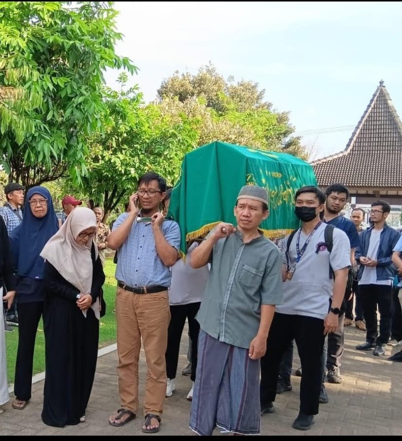 akhadam77's tweet photo. Bismillaah...
Sekedar cerita mengurus pemakaman papah saya.
Kamis 24 April 2025 sore sy dikabari mamah kalau papah kembali dirawat di rumah sakit. Malamnya dikabari kalau akan masuk ICU dan dipasang alat bantu nafas (intubasi). Malam itu sy gelisah karena Jum'at kmrn harusnya balik k Lombok. Akhirnya sy putuskan beli tiket k Jogja lewat Halim jam 8.30 WIB. Malam itu sy cuma membatin, Yaa Allah kasihan papah kalau pakai intubasi lama. Selain juga kasihan mamah kalau lama harus menunggu papah di ICU. Papah sy sudah sakit selama 5 tahun dan sudah bolak balik masuk RS. Terakhir 4 hari sebelum Ied selama 7 hr.
Saya cuma membatin, besok Jum'at, hari baik.
Akhirnya pagi sy k Jogja. D dalam kereta bandara dari YIA ke stasiun Jogja pukul 10.18 di wa oleh guru saya, dr. Trisula, Sp.U (K), kalau papah saya wafat. Kaget saya. Ternyata beliau ada di ICU saat papah saya sakaratul maut. Perasaan sy jelas sangat sedih banget. Menangis? Tentu saja.
Kemudian adik sy yg menjaga papah telp minta izin utk langsing memandikan dan mengkafani. Sy iyakan. Kmd sy telp adik sy d jkt bilang kalau mau sy makamkan hr ini. Dan dia bilang ok.
Setiba sy di sardjito papah sudah dikafani, sy buka wajahnya tampak bersih. 
Akhirnya beliau dishalatkan di Masjid Asy Syifa Sardjito ba'da shalat Jum'at. Kmd beliau dibawa k rumah. Disana ternyata sudah berdiri tenda dan kursi. Sudah banyak sekali ratusan kotak snack dan gudeg bu ahmad. Kemudian makanan terus berdatangan. Sampai sy kuatir nanti makanan sisa. 
Akhirnya beliau kembali dishalatkan di masjid dekat rumah Nurul Asri ba'da Ashar. Dan kemudian dibawa ke Makam UGM Sawit Sari Jogja. Proses pemakaman selesai sekitar 30 menitan.