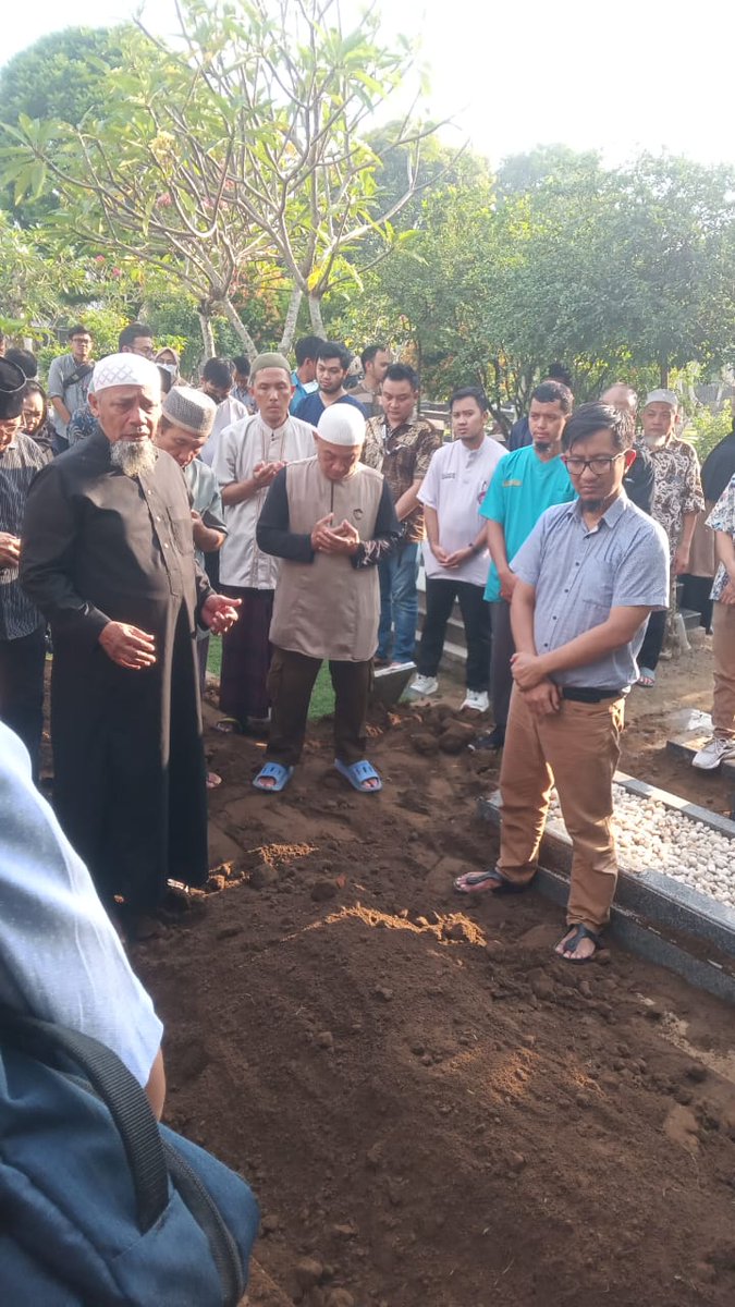 akhadam77's tweet photo. Bismillaah...
Sekedar cerita mengurus pemakaman papah saya.
Kamis 24 April 2025 sore sy dikabari mamah kalau papah kembali dirawat di rumah sakit. Malamnya dikabari kalau akan masuk ICU dan dipasang alat bantu nafas (intubasi). Malam itu sy gelisah karena Jum'at kmrn harusnya balik k Lombok. Akhirnya sy putuskan beli tiket k Jogja lewat Halim jam 8.30 WIB. Malam itu sy cuma membatin, Yaa Allah kasihan papah kalau pakai intubasi lama. Selain juga kasihan mamah kalau lama harus menunggu papah di ICU. Papah sy sudah sakit selama 5 tahun dan sudah bolak balik masuk RS. Terakhir 4 hari sebelum Ied selama 7 hr.
Saya cuma membatin, besok Jum'at, hari baik.
Akhirnya pagi sy k Jogja. D dalam kereta bandara dari YIA ke stasiun Jogja pukul 10.18 di wa oleh guru saya, dr. Trisula, Sp.U (K), kalau papah saya wafat. Kaget saya. Ternyata beliau ada di ICU saat papah saya sakaratul maut. Perasaan sy jelas sangat sedih banget. Menangis? Tentu saja.
Kemudian adik sy yg menjaga papah telp minta izin utk langsing memandikan dan mengkafani. Sy iyakan. Kmd sy telp adik sy d jkt bilang kalau mau sy makamkan hr ini. Dan dia bilang ok.
Setiba sy di sardjito papah sudah dikafani, sy buka wajahnya tampak bersih. 
Akhirnya beliau dishalatkan di Masjid Asy Syifa Sardjito ba'da shalat Jum'at. Kmd beliau dibawa k rumah. Disana ternyata sudah berdiri tenda dan kursi. Sudah banyak sekali ratusan kotak snack dan gudeg bu ahmad. Kemudian makanan terus berdatangan. Sampai sy kuatir nanti makanan sisa. 
Akhirnya beliau kembali dishalatkan di masjid dekat rumah Nurul Asri ba'da Ashar. Dan kemudian dibawa ke Makam UGM Sawit Sari Jogja. Proses pemakaman selesai sekitar 30 menitan.