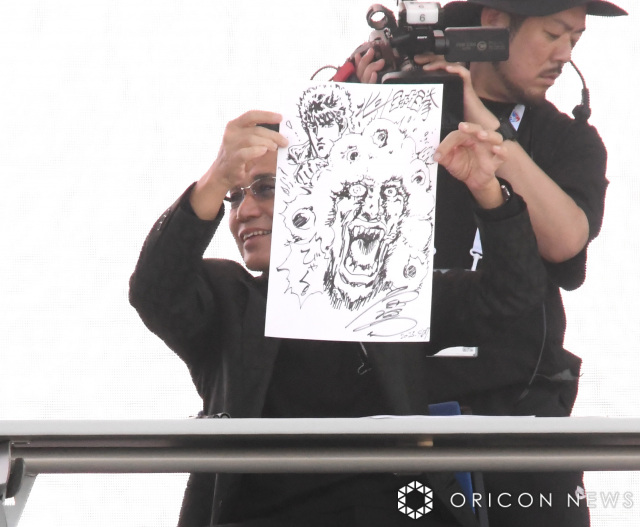 【コラボ】『北斗の拳』原哲夫氏、万博ステージで「ケンシロウ×ミャクミャク」描く
news.livedoor.com/article/detail…

直筆サインを頼まれると、黙々とペンを動かし、ケンシロウとミャクミャクをさらっと描いた。そのペン先を大型ビジョンがとらえると、場内からは「ヤバ…」とどよめきがおこった。