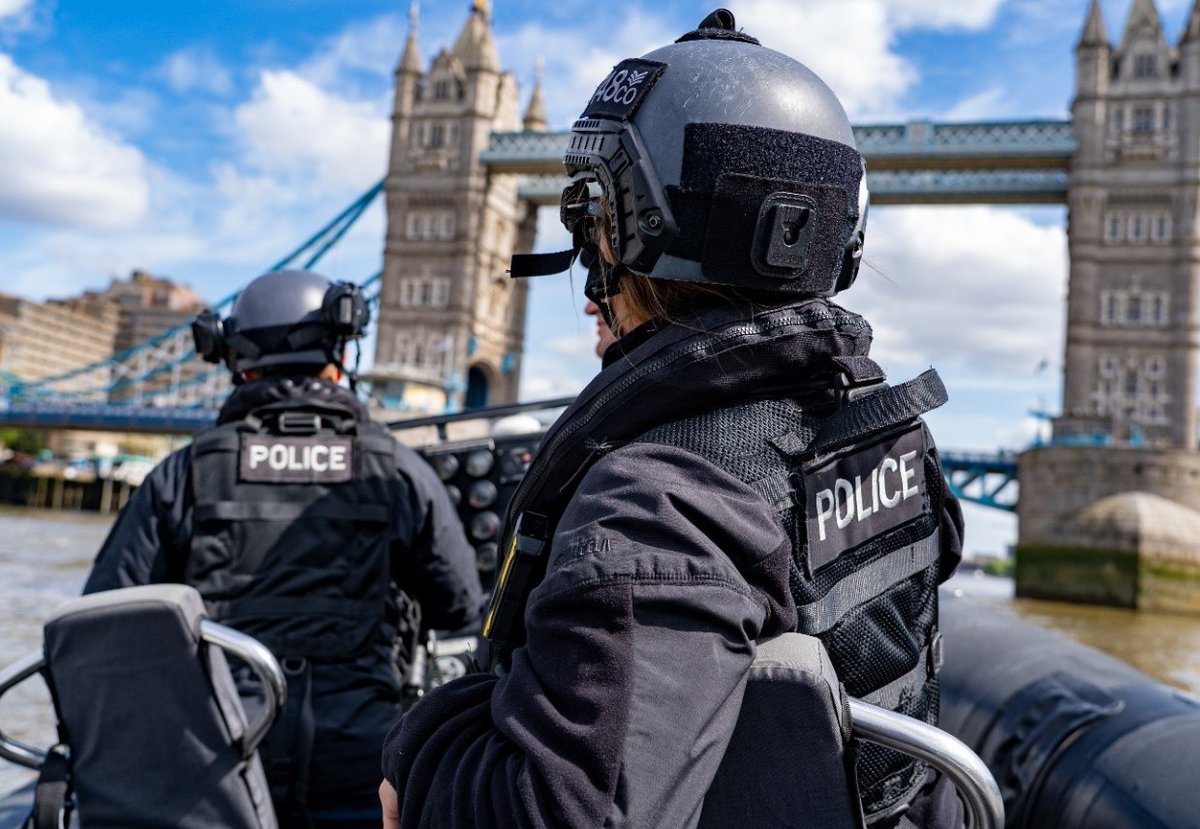 metpoliceuk's tweet photo. Good luck to everyone taking part in @LondonMarathon today.

We have officers along the route to keep runners and spectators safe.

If you see something that doesn’t look right, tell a steward, a security guard or a police officer. In an emergency, call 999. https://t.co/pGQn7KLIIq
