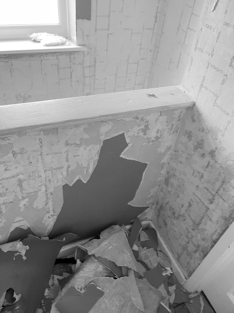 _Cougs92's tweet photo. I don’t know how I saw past all this wood chip wallpaper when I decided to buy this fucking house but but but it’s almost out of the hallway https://t.co/ylc88Q9Wow