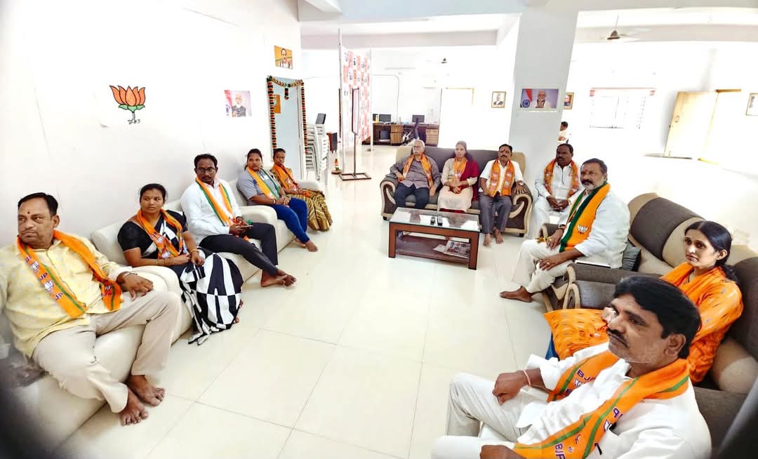 ఈరోజు ప్రధానమంత్రి శ్రీ నరేంద్ర మోదీ గారీ మన్ కీ బాత్ కార్యక్రమం సరూర్నగర్ బిజెపి కార్యాలయంలో వీక్షించడం జరిగింది. 

మీ 
నరసింహారెడ్డి మిట్టపల్లి 
సరూర్ నగర్ డివిజన్ బిజెపి అధ్యక్షులు
