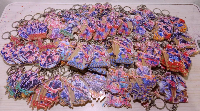 THE KEYCHAINS ARE FINALLY HEREEE time to peel off the protected film and change the clasp!!  