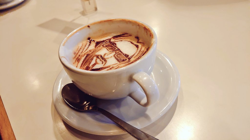 #リシュー さんで、餓狼ラテアート描いてもらいました❣️私はガナッチを頼んだよ😎飲んでも飲んでもガナッチこっち見てくるこの再現度の高さ見て…