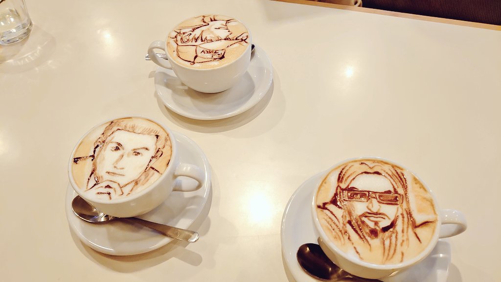 「#リシュー さんで、餓狼ラテアート描いてもらいました私はガナッチを頼んだよ飲んで」|こむぎ@単行本発売中のイラスト