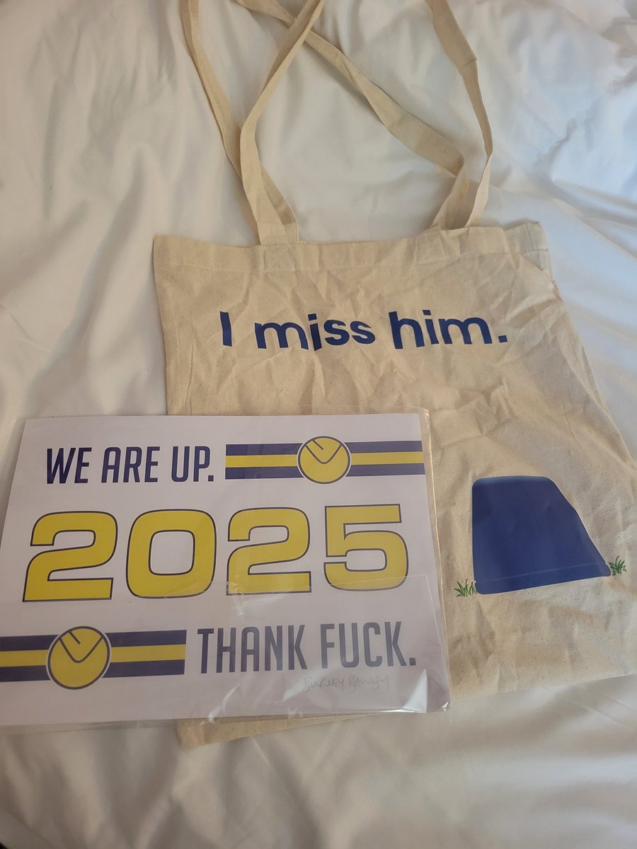 1970_LUFC's tweet photo. @theburleybanksy so great to see you yesterday.  Love the old and the new designs #mot #lufc #leedsaregoingup https://t.co/qLhzlwyoN0