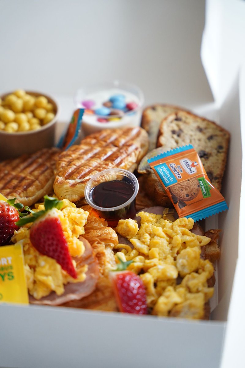 BCocoonbox's tweet photo. Découvrez notre Box « Brunch Fleuri » : croissants toastés, œufs brouillés, bacon, charcuteries, fromages, gaufres, fromages, jus de fruit et plein d’autres gourmandises. Encore quelques places disponibles pour jeudi ou la fin de semaine https://t.co/UN6MjeDiv1