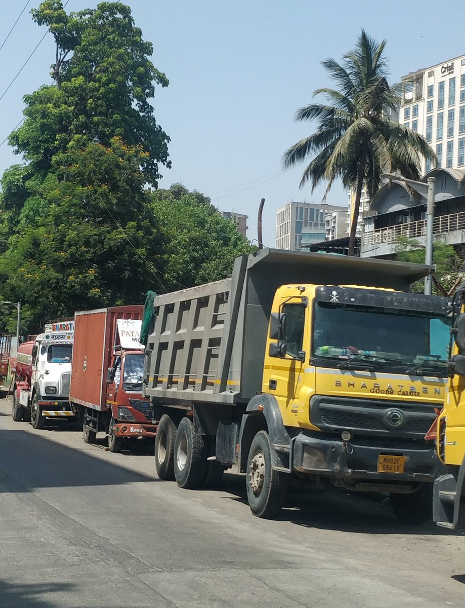 MarolMoVo's tweet image. Dumper trucks vehicles  have been illegally parked on the road ac @MTPHereToHelp 
Blocking 1/2 of one lane 
Add
Diagonally opposite harmony apartment chs
Krishna lal marwah marg
#marol
#Andheri E
💐💐💐💐