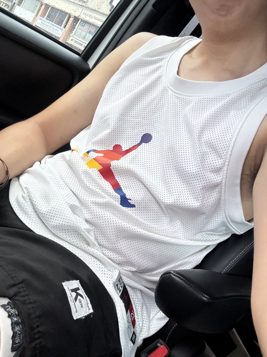 反骨的穿篮球衣来打羽毛球🏸🤭