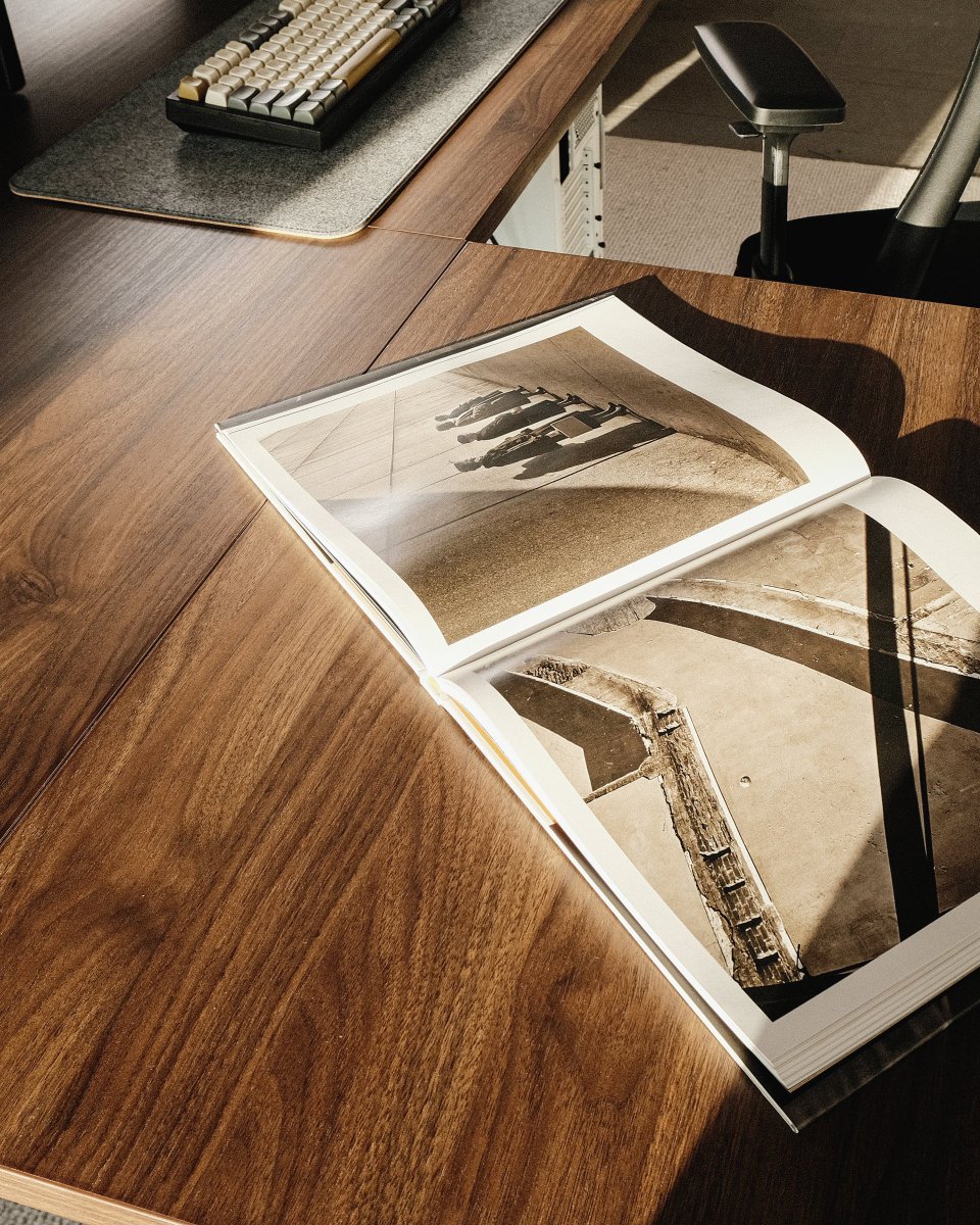 VernalSpace's tweet image. The warmth of walnut, the touch of sunset. March is made for moments like these🌅
#standingdesk #desksetup #desktops #deskinspo #deskvibes #homeoffice #officedecor #lifestyle #mentalhealth #deskgoal #wfh #officegoals #march #sunsetlovers