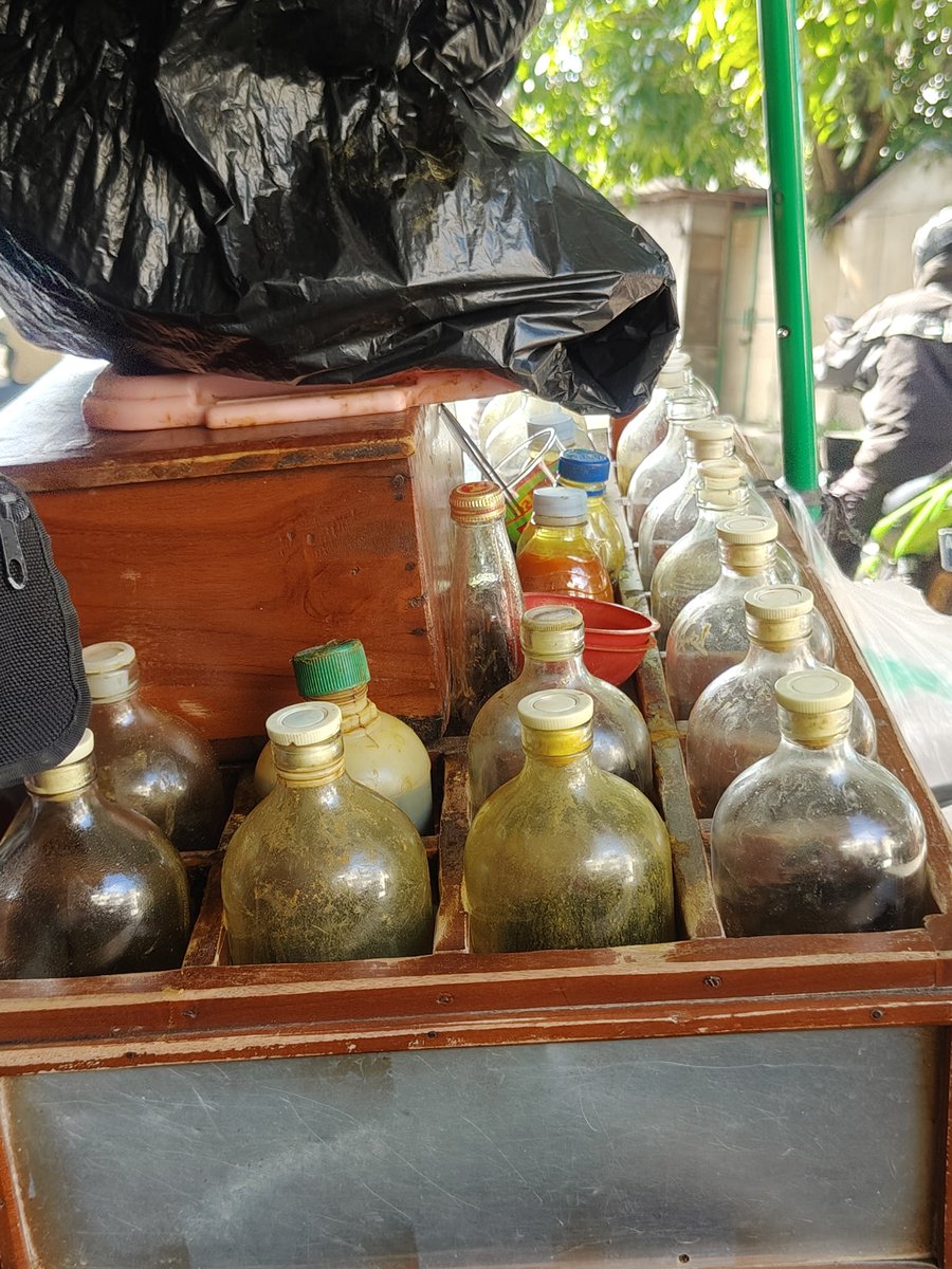 Widino's tweet photo. Tadi pagi pulang dari rindam ke pasar rejowinangun, jalan sampe belakang pasar liat ada jualan jamu tp yg antri cukup banyak silih berganti. Lama-lama penasaran samperin juga.

Tak kira cuma jamu kunyit, beras kencur dll yg tinggal tuang, ternyata jamu racikan. https://t.co/QtRoTMobvT