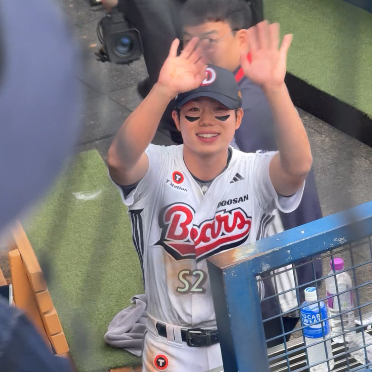 제옆에 있던 아기가 명진이 사촌동생이었나봅니다 "형 이따봐!!!" 하니까 해사하게 웃으면서 동생에게 손흔들어주던 명진이🙌🏻💛