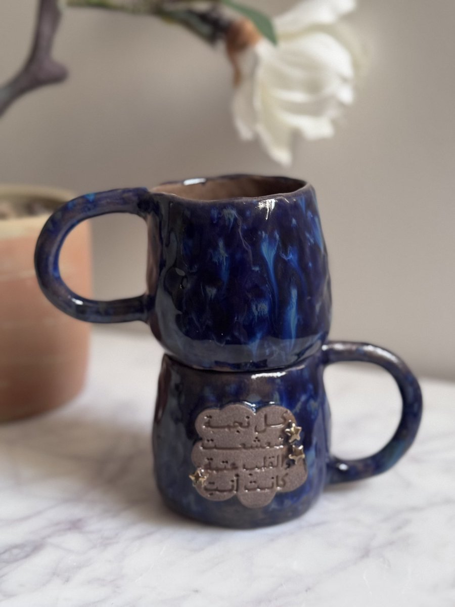 "كل نجمة شعشعت والقلب عتمة كانت أنتِ" 💫 
من أروع الأبيات الشعرية للراحل الكبير بدر بن عبدالمحسن رحمه الله 💜
ننحتها على كوب خزف بشغل يدوي وإحساس عالي 😍

متوفرة الآن عبر الموقع 👇🏻

ulfaah.com/products/Kl-nj…