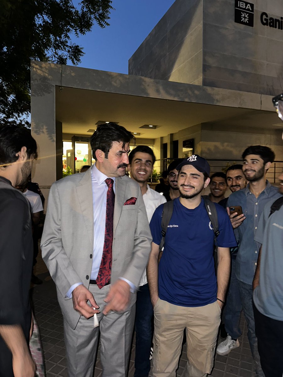 nizar_sobir's tweet photo. Had a great opportunity to meet renowned politicians like @MeherBanoQ,@sherafzalmarwat @sharmilafaruqi and Baloch activist @samideen89 . Also had a wonderful conversation with senior anchor @_Mansoor_Ali during the recording of Hum Dekhengey at IBA Karachi #HumDekhengey #IBA https://t.co/RDEs1gQcCv