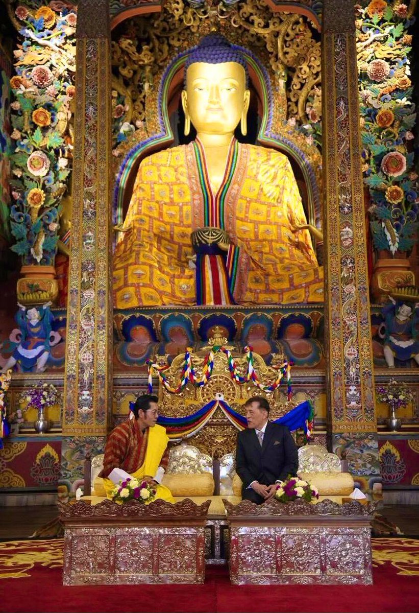 งดงาม…ขอทรงพระเจริญยิ่งยืนนาน.