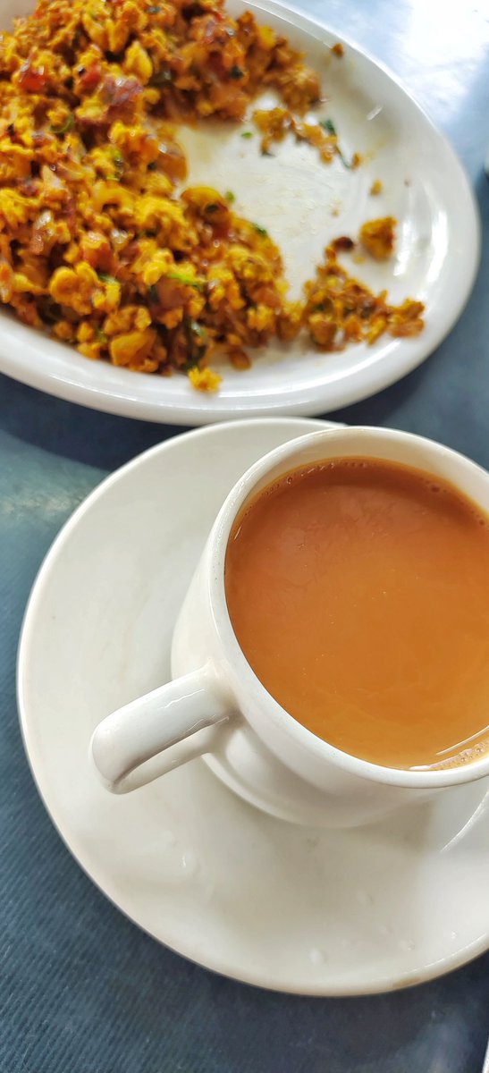 Chai pee and bun bhurji khaayi with fraaands 😛 <a href="/shamikv/">Shamik  Vora</a> <a href="/hrsanjaynegi/">Sanjay Singh Negi 🇮🇳</a> #SoBo