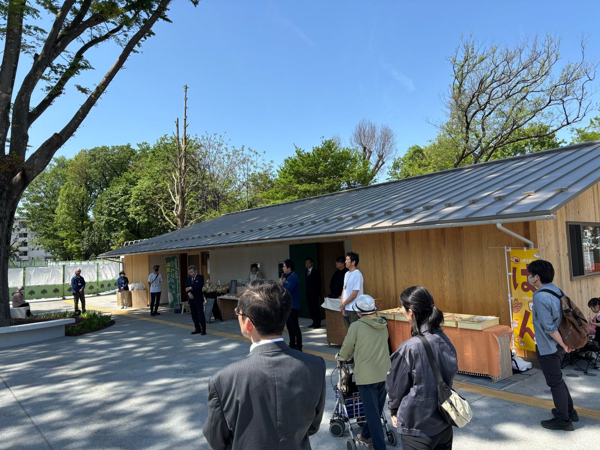 katsurahijikata's tweet photo. 本日は、西武線・萩山駅そばの萩山公園内に新しく誕生した「はぎま」のプレオープンイベントからスタートしました。
「はぎま」は、地域のみなさんがふらっと気軽に立ち寄り、くつろげる“居間”のような空間を目指して誕生した施設です。
施設内では、手仕事の遊び道具が販売されているほか、ケトルを使ったコーヒードリップ体験など、あたたかみのある楽しみが用意されています。
また、毎月第3土曜日にはマルシェが開かれ、地元野菜の販売やキッチンカーの出店、作家さんたちとコラボしたイベントが開かれる予定です。
東村山市にまた一つ、新しい魅力が加わりました。 ぜひ皆さんも「はぎま」に足を運んでみてください！

↓はぎまインスタ
https://t.co/CBfHUtugLY

#東村山市 #東大和市 #武蔵村山市 #北多摩一区 #萩山公園 #萩山マルシェ #はぎま