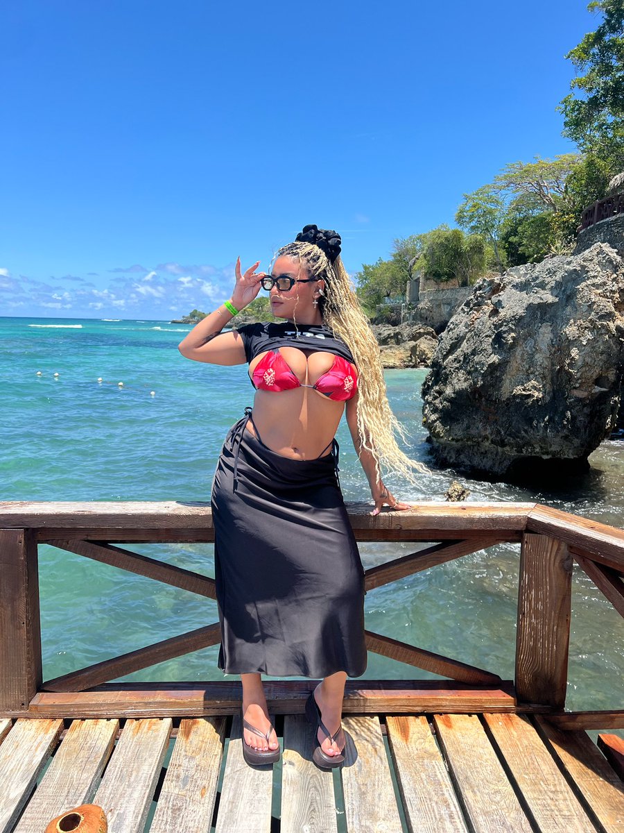 curlygardens's tweet image. Tetona