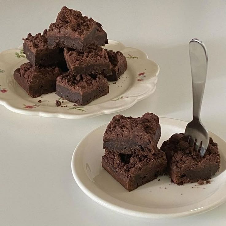 caeuluum's tweet photo. @qE7xBFXAC6r9vfE ᅠ
Tidak merespon, alih-alih dia beringsut sejenak ke dalam kamar dan membawa sebuah cawan kecil. “Brownies gak.”

Sebenarnya sih menawarkan, tapi kenapa jadi mirip preman maksa, ya.
ᅠ https://t.co/rZR5LnfCTs