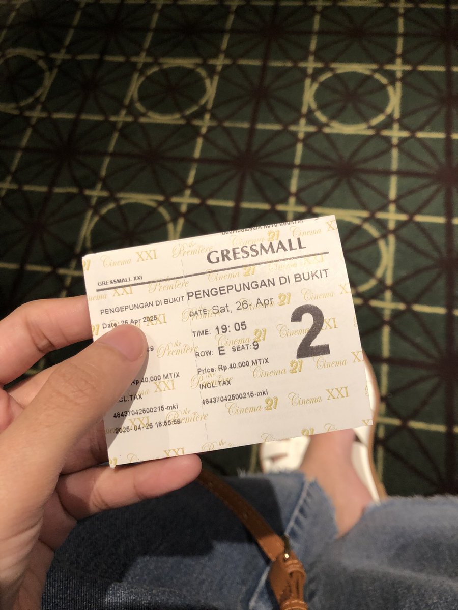kelilypan's tweet photo. movie time😝 https://t.co/fXq1SJqhfc