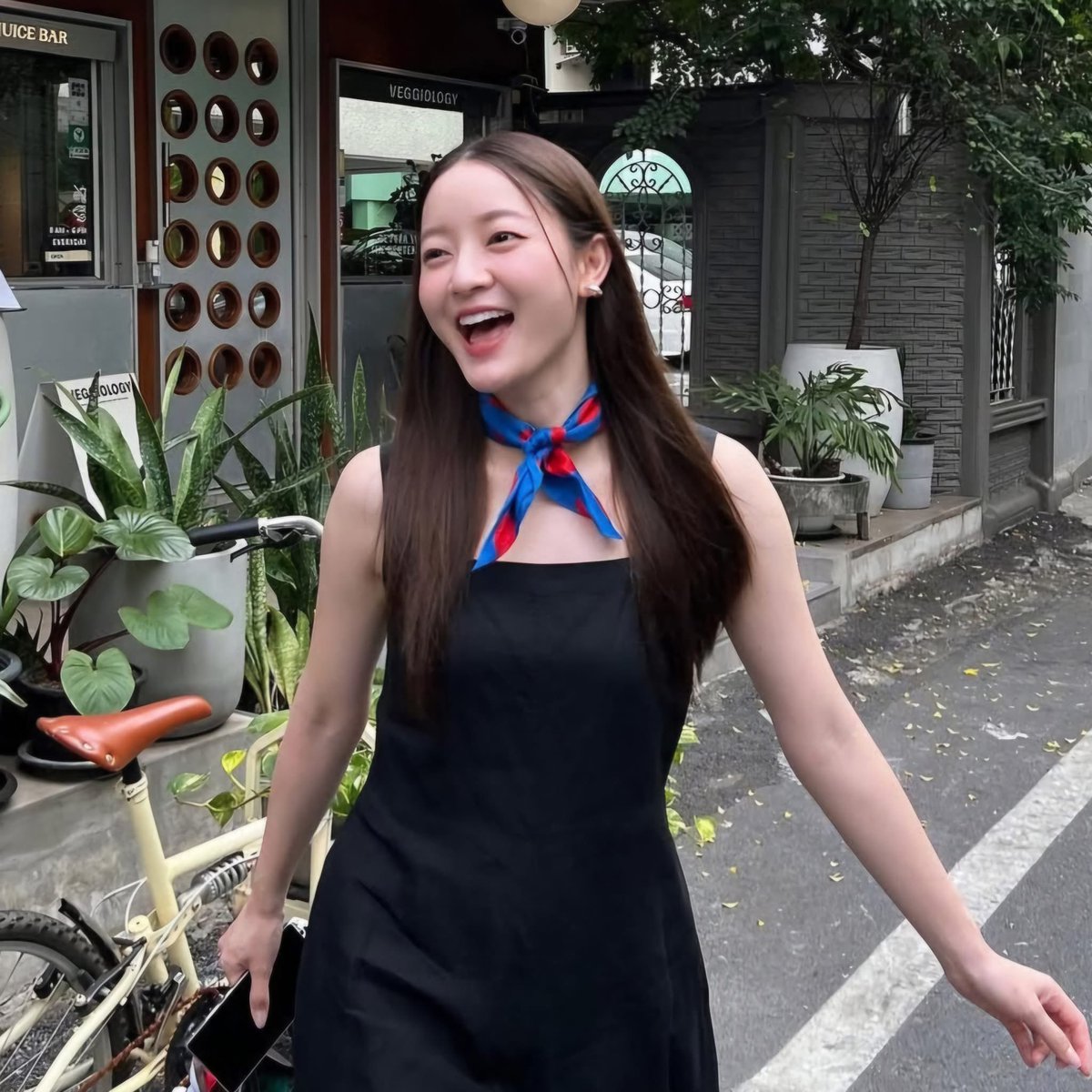ohmx's tweet photo. ✨แปะๆ ใครตามหาผ้าพันคอ vivienne westwood ที่กำลังฮิต ตามไปกดเลย มีร้านหิ้วจากญป. 🇯🇵พร้อมส่ง‼️
🌸 https://t.co/9xsOVeXzwE
🌸 https://t.co/mjjg6q0xHu 

ลายเยอะมาก 

#viviennewestwoodthailand  #ผ้าพันคอ #ผ้าโพกหัว #ของมันต้องมี #พรีญี่ปุ่น #แฟชั่น #วิเวียนเวสต์วูด https://t.co/tQpg73NiFl