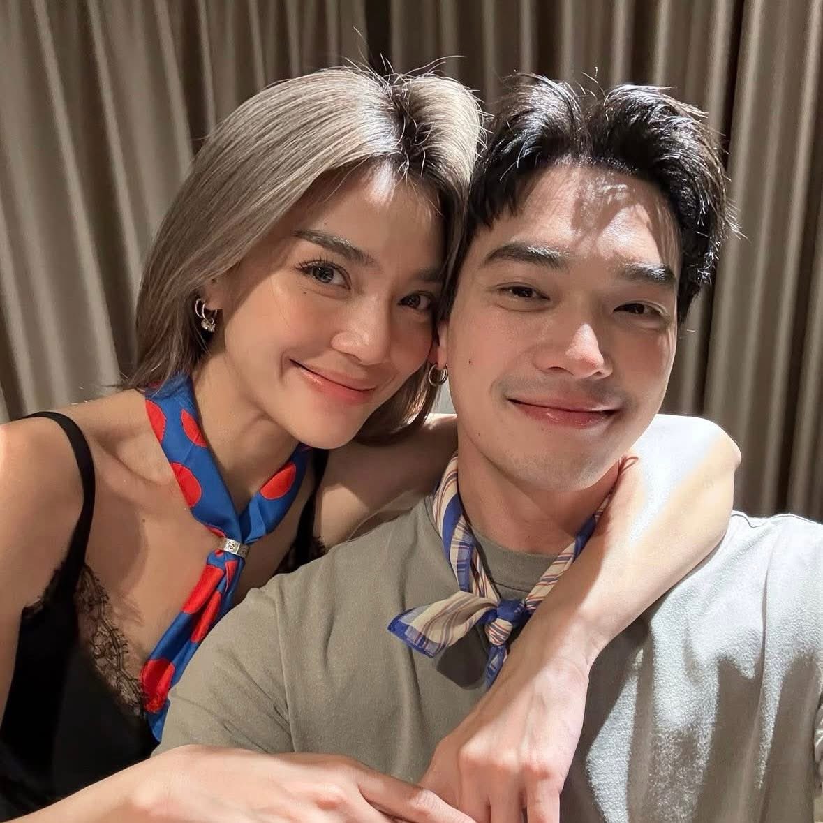 ohmx's tweet photo. ✨แปะๆ ใครตามหาผ้าพันคอ vivienne westwood ที่กำลังฮิต ตามไปกดเลย มีร้านหิ้วจากญป. 🇯🇵พร้อมส่ง‼️
🌸 https://t.co/9xsOVeXzwE
🌸 https://t.co/mjjg6q0xHu 

ลายเยอะมาก 

#viviennewestwoodthailand  #ผ้าพันคอ #ผ้าโพกหัว #ของมันต้องมี #พรีญี่ปุ่น #แฟชั่น #วิเวียนเวสต์วูด https://t.co/tQpg73NiFl